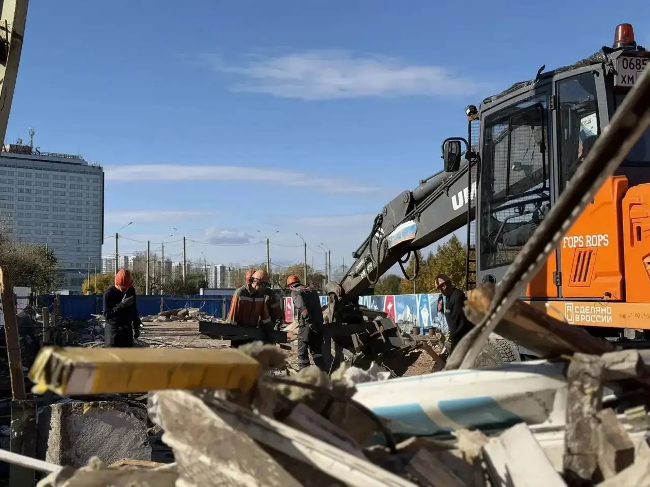 Павильоны на Предмостной снесли для расширения участка Красраба. Работы идут с задержками: ограждения не снимают, торги на реконструкцию дважды сорвались, бюджет проекта — свыше семи миллионов.