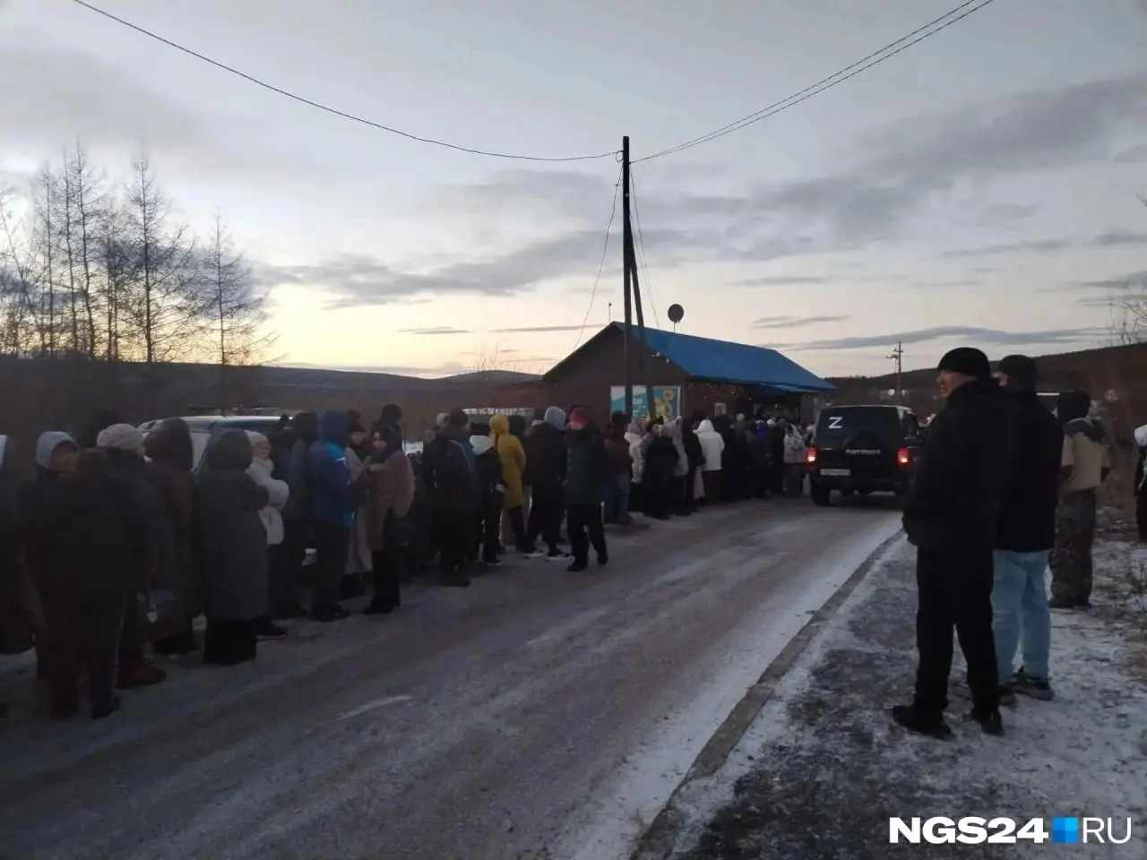 Очереди к магазинам начинаются за три часа до открытия, запасы расходуются в считанные часы, а цены на базовые товары растут.