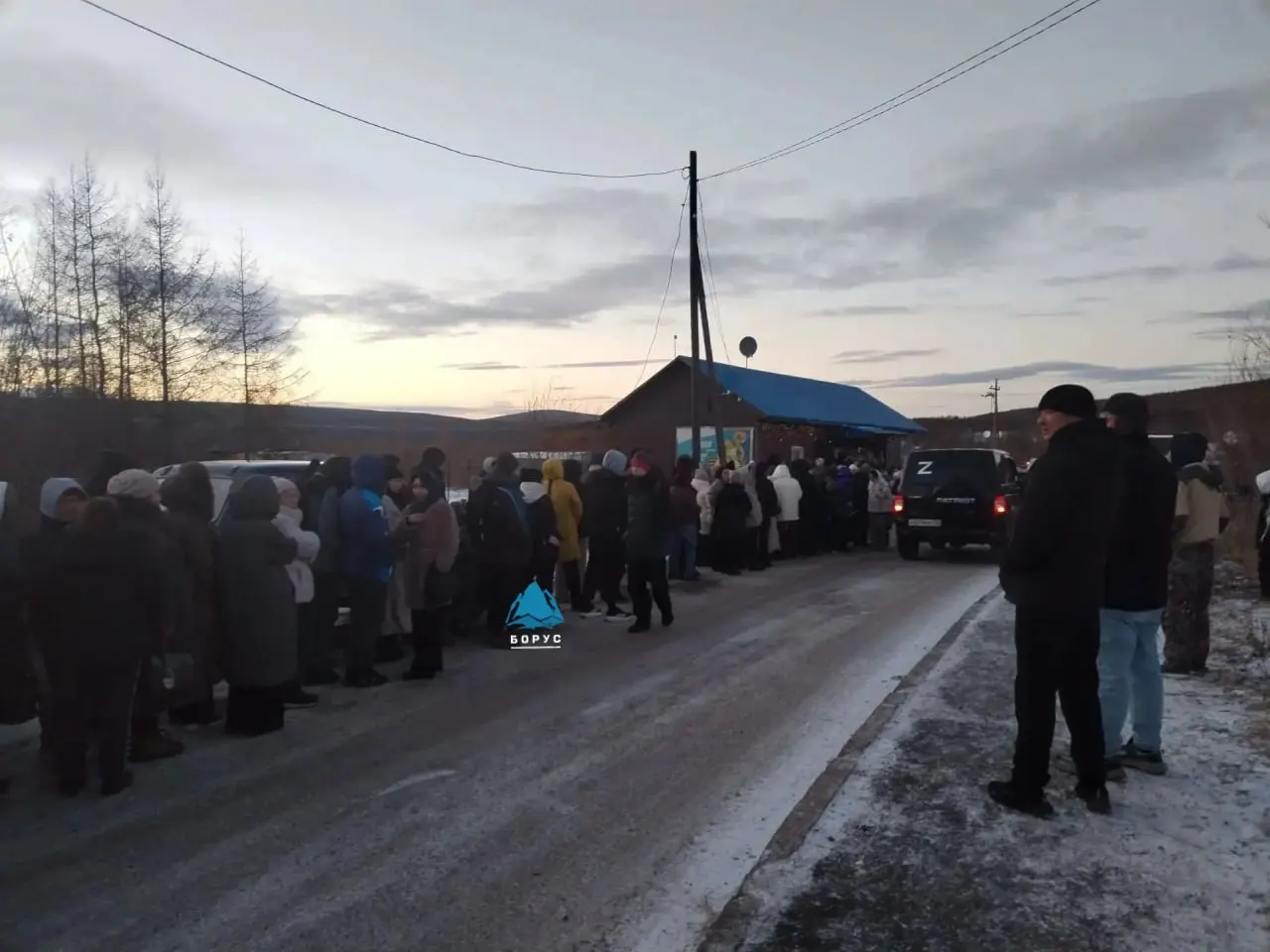Жители Тура, север Красноярского края, выстроились за льготной продукцией; власти обсуждают доставку и меры обеспечения, в регионе ведется расследование по делу о возможной халатности.
