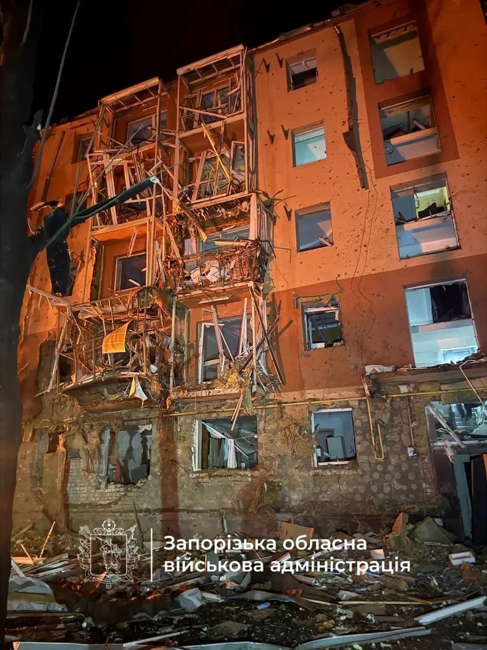 За ночь зафиксированы атаки беспилотников по регионам, разрушения в жилых домах, частичная остановка НПЗ, и вынесен приговор продюсеру за призывы к терроризму.